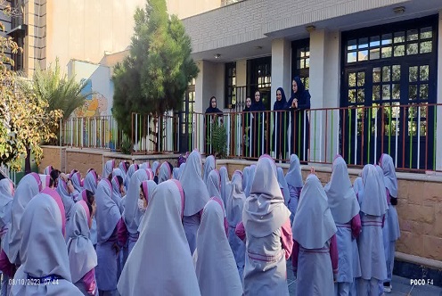 حضور مدیریت دبستان در صف صبحگاه